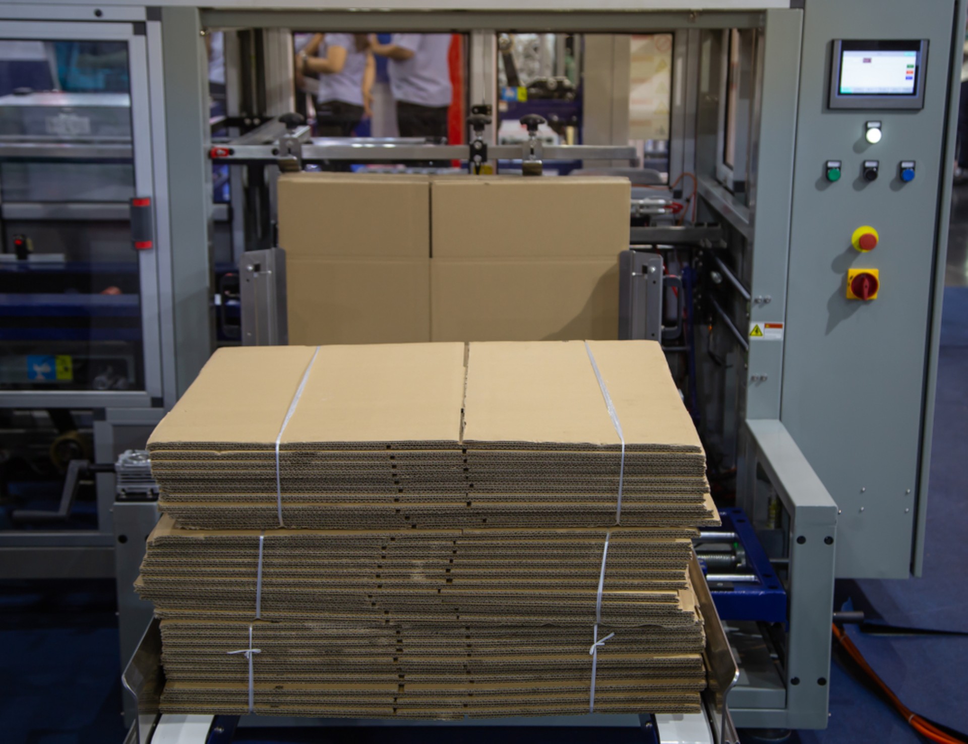 Carton erector machine in operation
